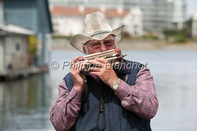canada colombie britannique 42.JPG - Harmoniciste devant le port "Fisherman's Warf", Victoria, Ile de Vancouver, Colombie-Britannique, Canada